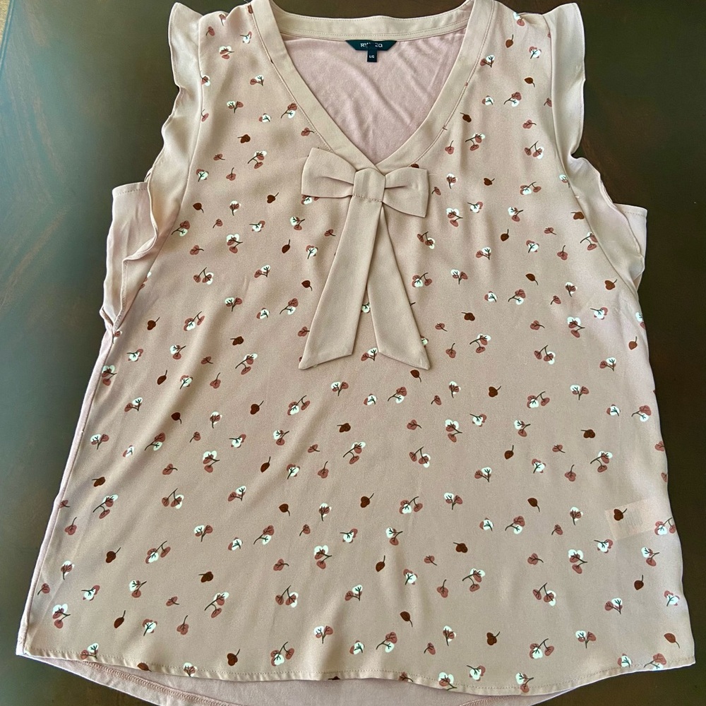 RW&CO. Body/Coorps Pink Sleeveless Ruffled Blouse With Front Bow Size Large
